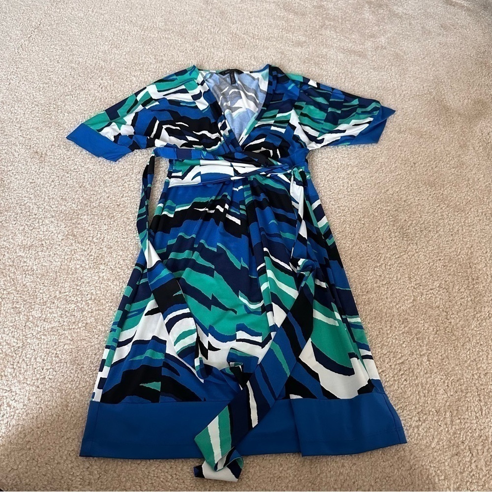 EUC Women’s BCBGMAXAZRIA Short Sleeved Printed V-Neck Dress!